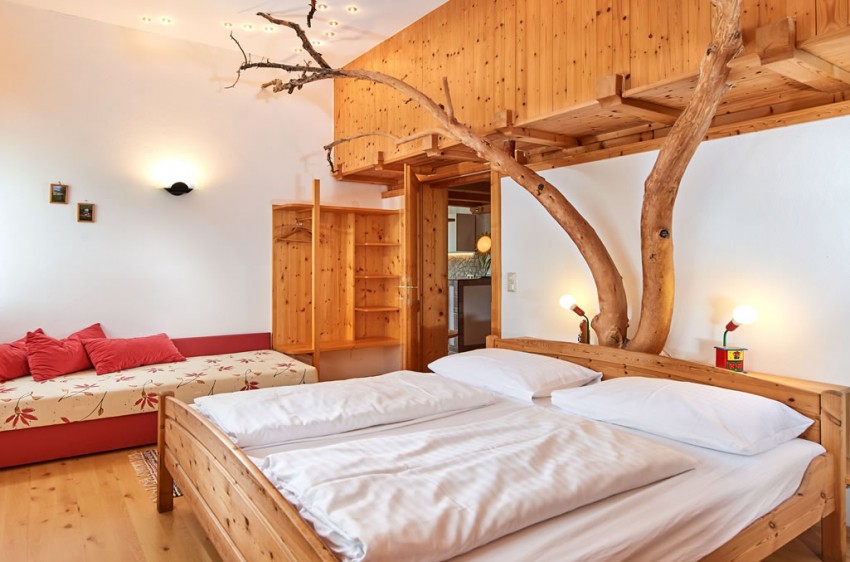 Schlafzimmer mit Baum und Sternenhimmel