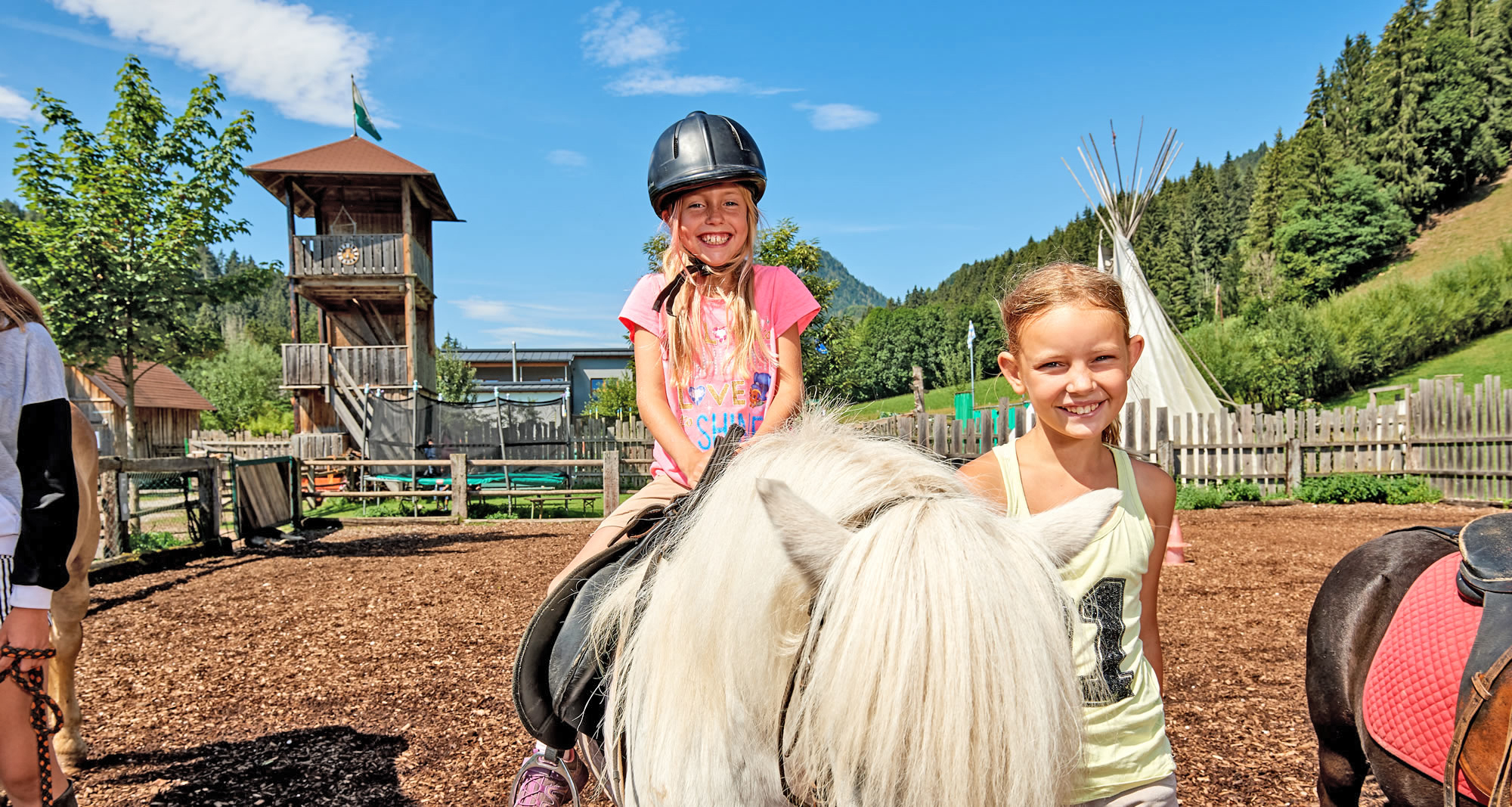 Kinder beim Reiten am Abenteuerhof